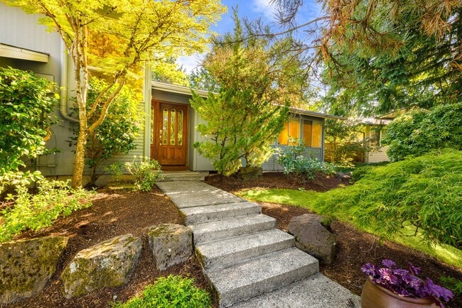Building Photo - Charming Tri-Level Home in Ideal Location ...
