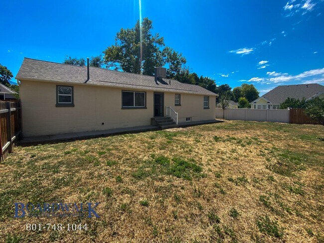 Building Photo - Charming 3 Bed 2 Bath Home in Holladay wit...