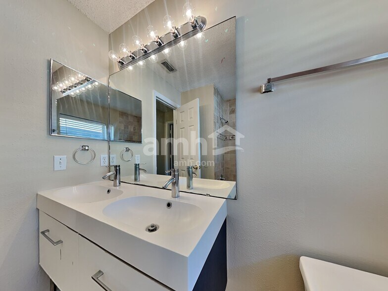 Building Photo - 1036 Bluejack Oak Dr