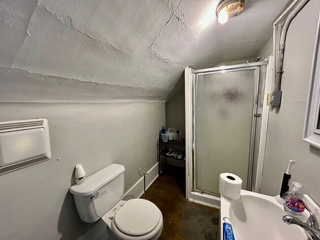 Building Photo - UK STUDENTS — LIVE RIGHT ACROSS FROM KROGER FIELD!