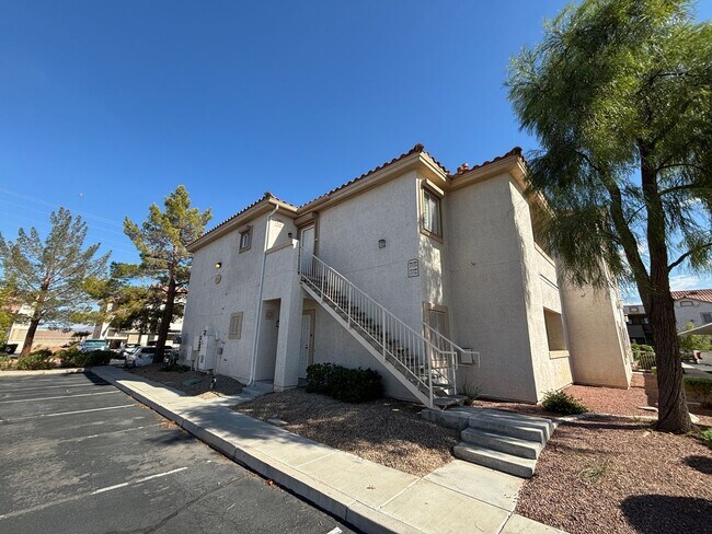 Building Photo - 855 N Stephanie St