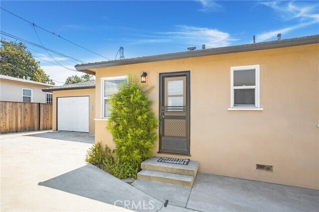 Building Photo - 10419 Floral Dr