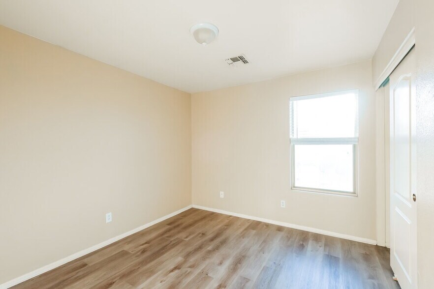 Building Photo - 7816 S 48th Dr