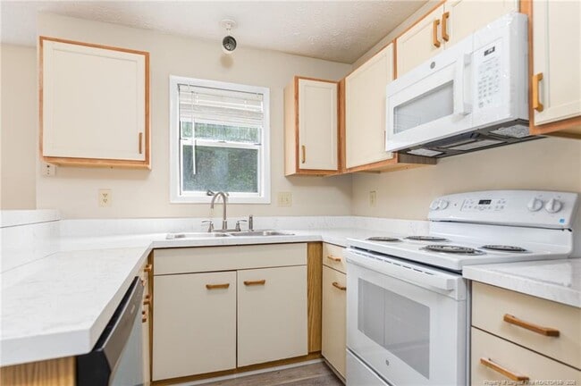 Building Photo - 1018 Wood Creek Dr