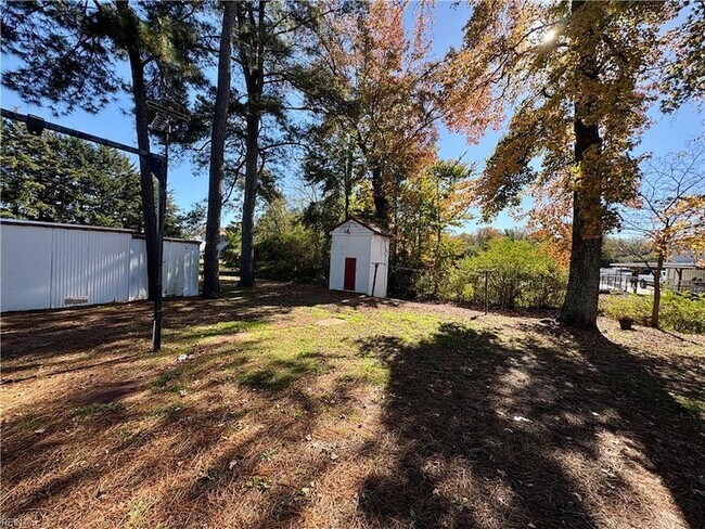 Building Photo - 889 W Main St