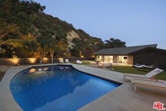 Building Photo - 9289 Swallow Dr