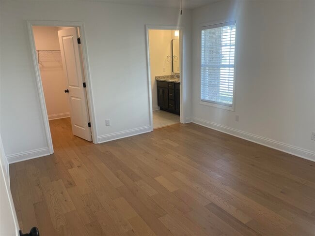 Building Photo - 717 Sheldrake Ln