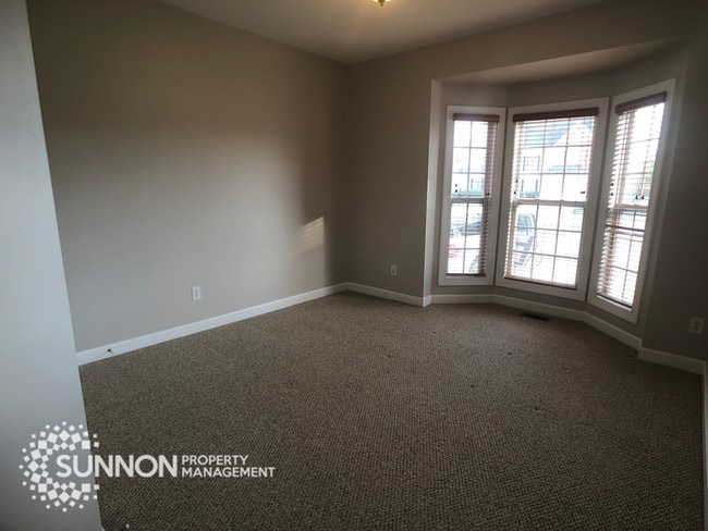 Building Photo - Gorgeous 4 BR 3 BA + Bonus in Winding Walk