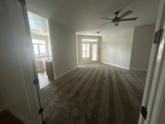 Building Photo - 4 Bedroom 2 Bathroom in SE Visalia with Po...