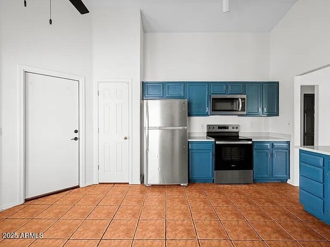 Building Photo - 1083 E Boston Ct