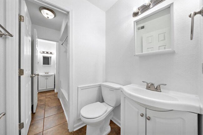 Building Photo - 711 Holiday Dr