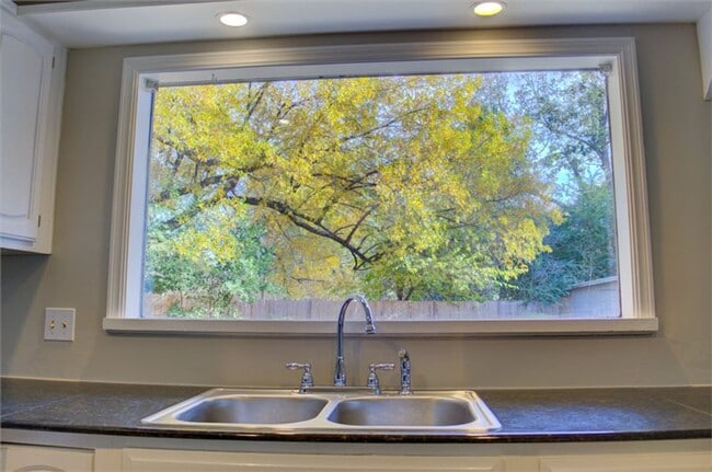 Building Photo - Beautiful Ranch-Style Rental in Marion Gardens!