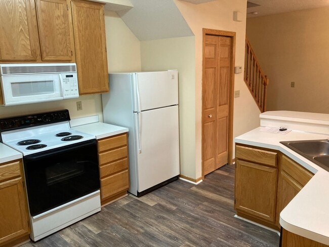 Building Photo - 2BR Woodbury Townhome with flexible lease term!