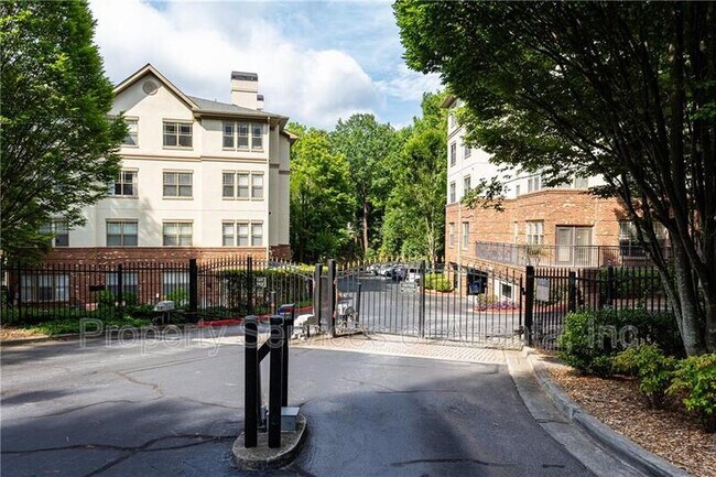 Building Photo - 5559 Glenridge Dr