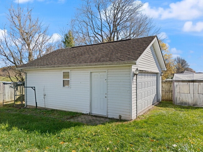 Building Photo - 76 Waterford Way