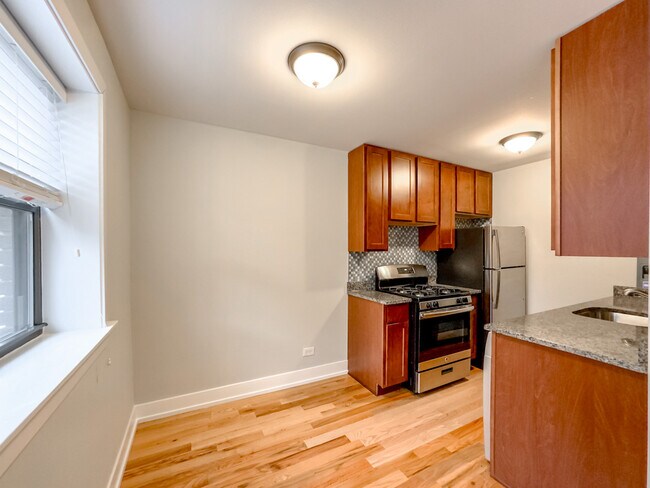Building Photo - 510 W Briar Pl