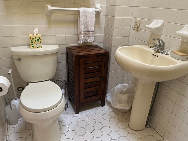 Private bathroom with shower - 2712 Saint Paul St
