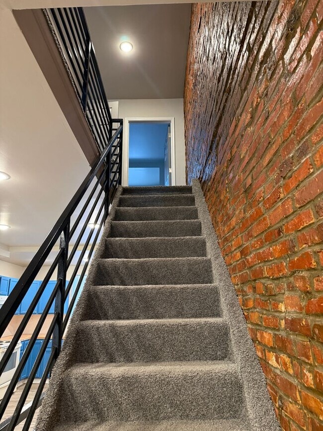 Building Photo - Stunning 3BR / 2BA Rowhome Blending Historic Charm & Modern Living