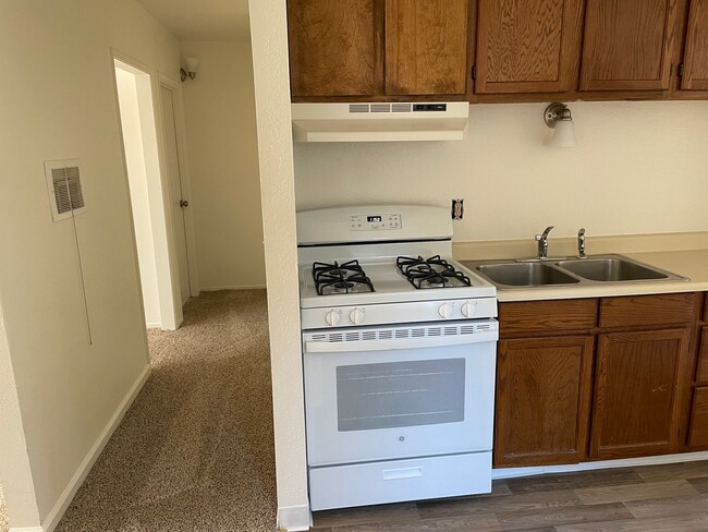 Building Photo - 1049