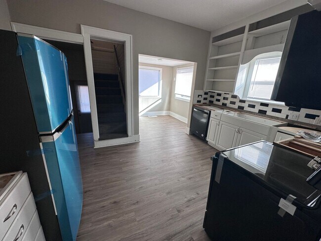 Building Photo - $1250 - 3 bedroom / 2 bathroom - Single Fa...