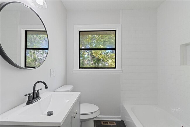 Building Photo - Newly renovated 3bed 1beath for rent!