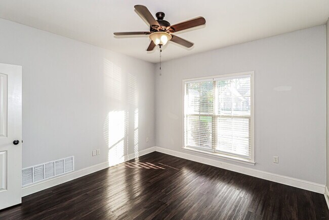 Building Photo - 706 Bending Oak S