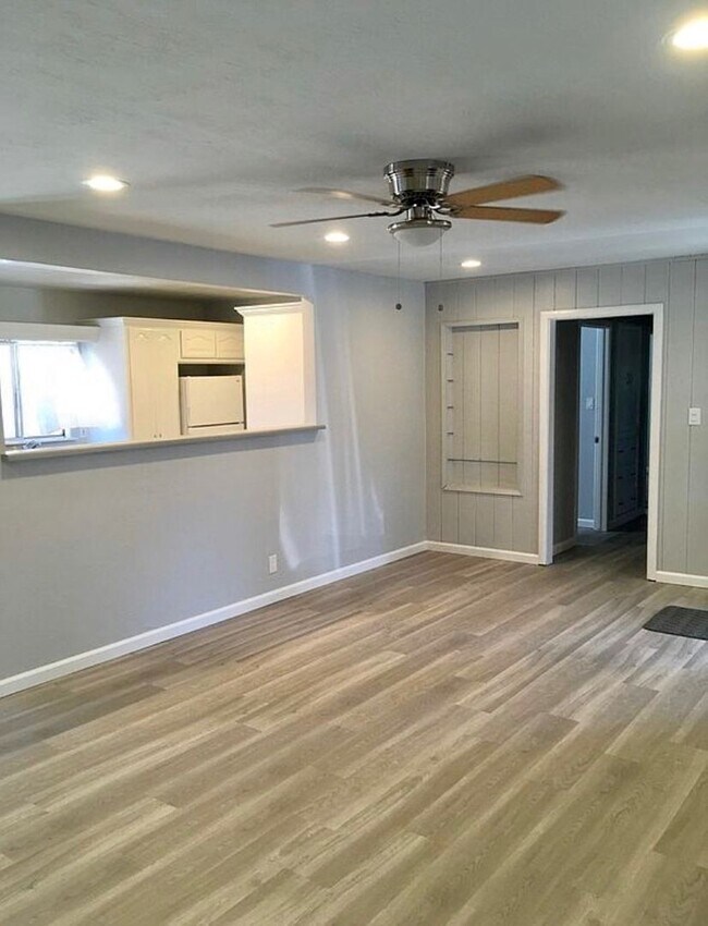 Building Photo - Beautifully upgraded interior, one dog considered.