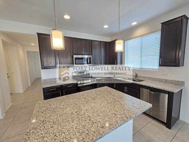 Building Photo - Modern 3 Bed / 2 Bath Home with Open Floor...