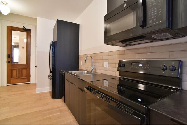 Building Photo - 30 W Broad St