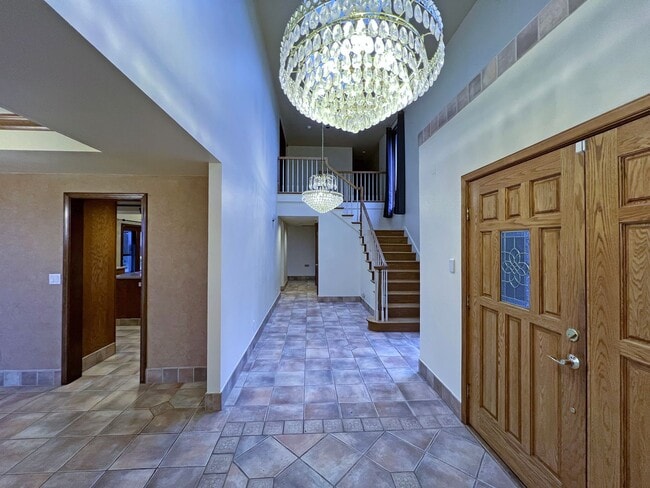 Building Photo - Gated Sound view home Des Moines area, 4 bed plus den 2.5 bath 3900 s/f, Available NOW!!!