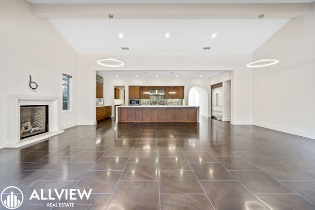 Building Photo - Luxurious and Rare 5 Bed 5.5 Bath Located ...