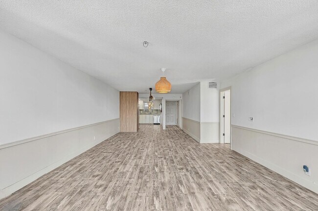 Building Photo - 3051 NE 48th St