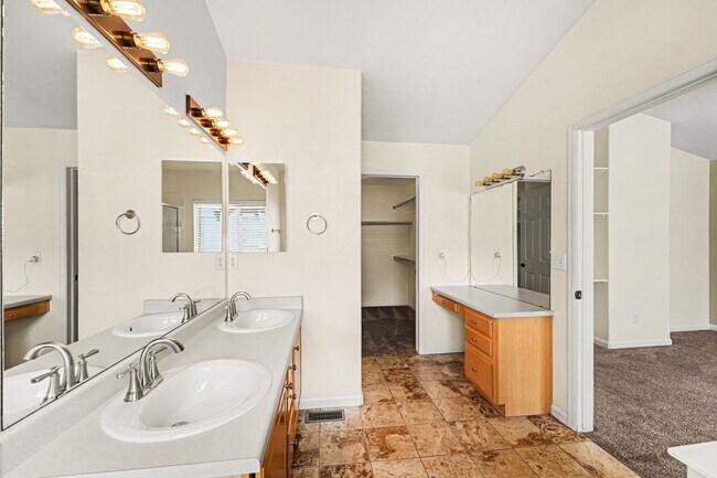 Building Photo - Spacious 3 Bed 2.5 Bath in the heart of Aurora!