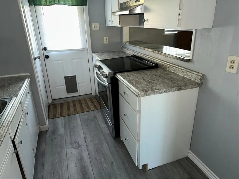 Building Photo - 1026 Northcliff Dr