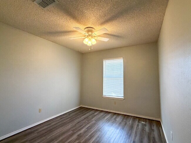 Building Photo - Charming 3/2/2 Located on a Cul-de-sac in South Lubbock.