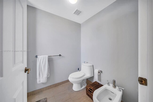 Building Photo - 2425 SW 27th Ave