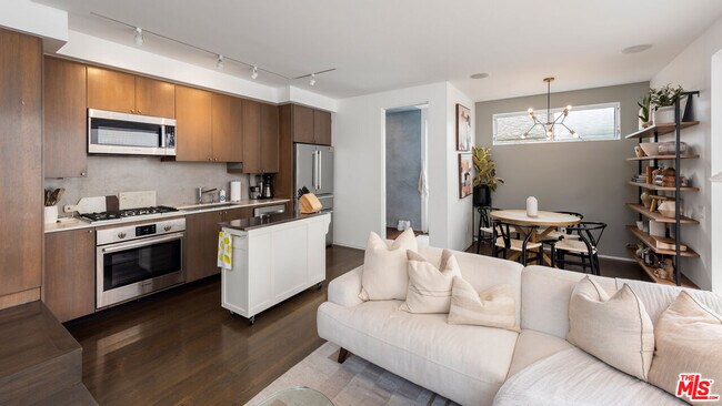 Building Photo - 705 Sunset Ave