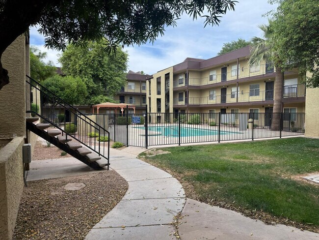 Building Photo - 461 W Holmes Ave