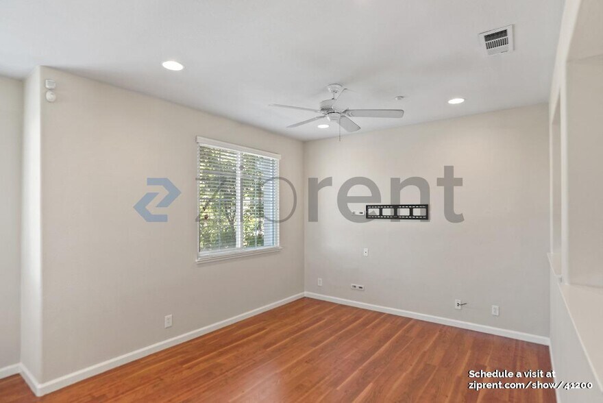 Building Photo - 1076 Sapphire Terrace