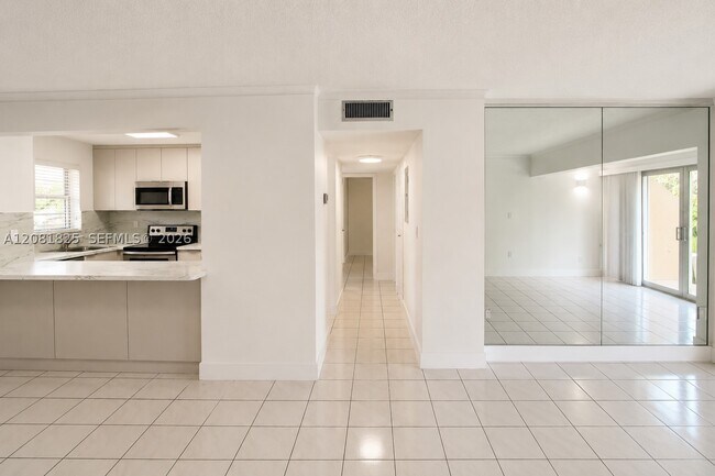 Building Photo - 8895 Fontainebleau Blvd
