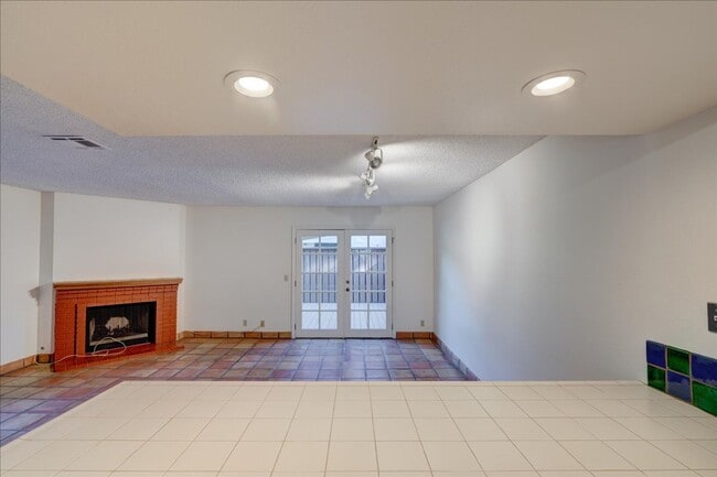 Building Photo - Beautiful End-Unit Townhome Centraly Located