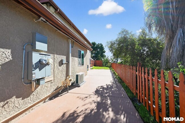Building Photo - Bright & Modern 2-Bed Home with Ocean Glimpses in Prime Vista Location