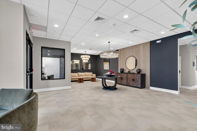 Building Photo - 624 Main St