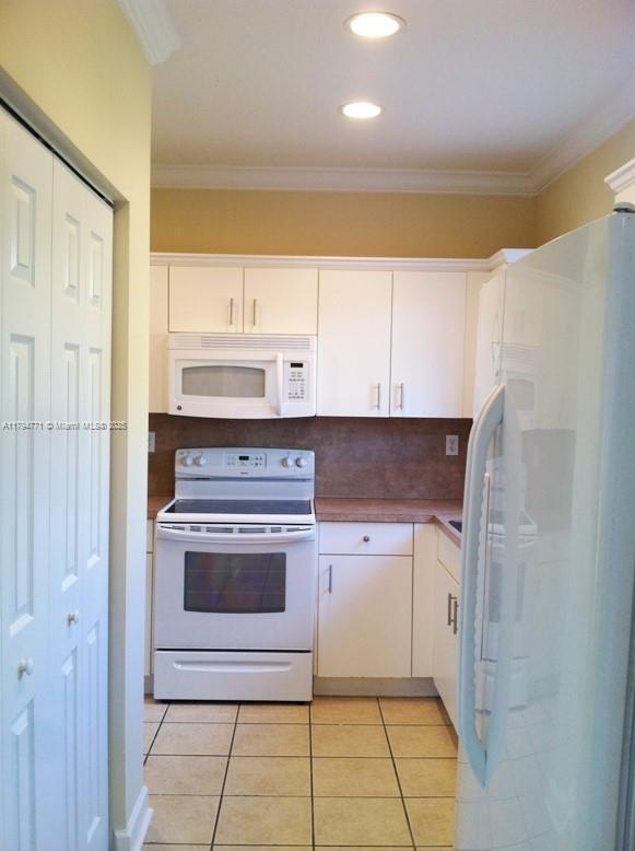 Building Photo - 2601 NE 41st Cir