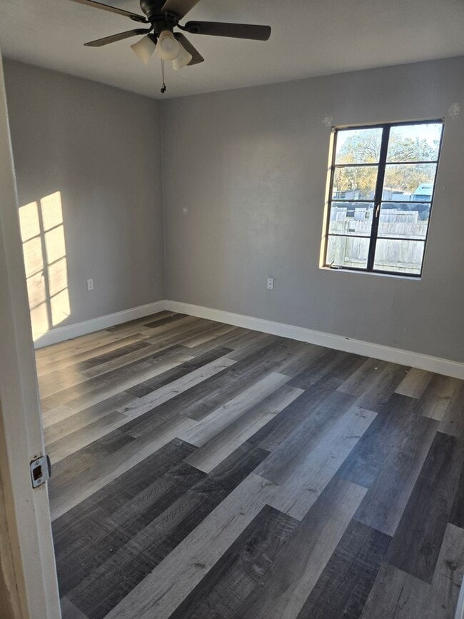 Building Photo - Charming 1-Bedroom Duplex Home for Rent in Zephyrhills!