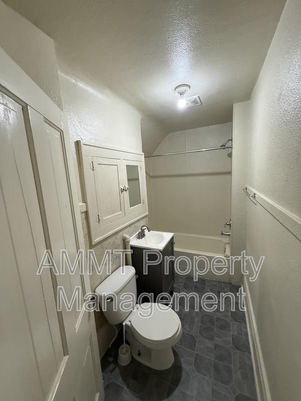 Building Photo - 723 W 1st St