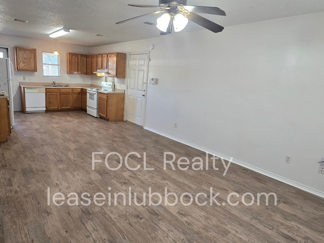 Building Photo - 2 bedroom, 2 bath, 1 car garage