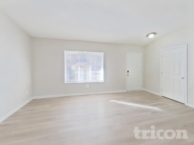 Building Photo - 201 Raintree Dr