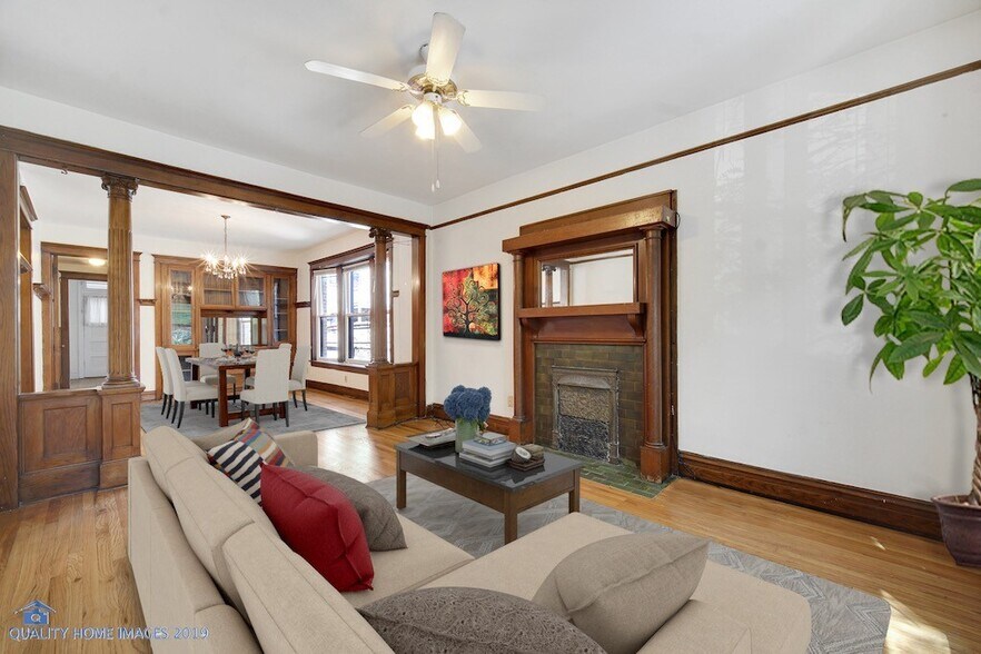 Building Photo - 2774 N Kenmore Ave