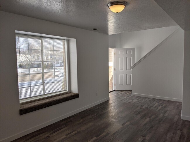 Building Photo - 435 N Kersh Dr W